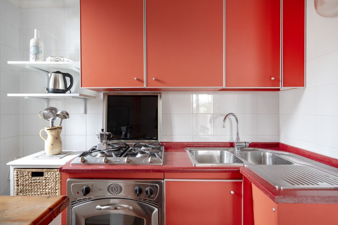 Fridge, oven, stovetop, electric kettle