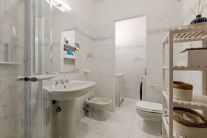 Douche, sèche-cheveux, bidet, serviettes fournies