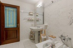 Een douche, een haardroger, een bidet, handdoeken