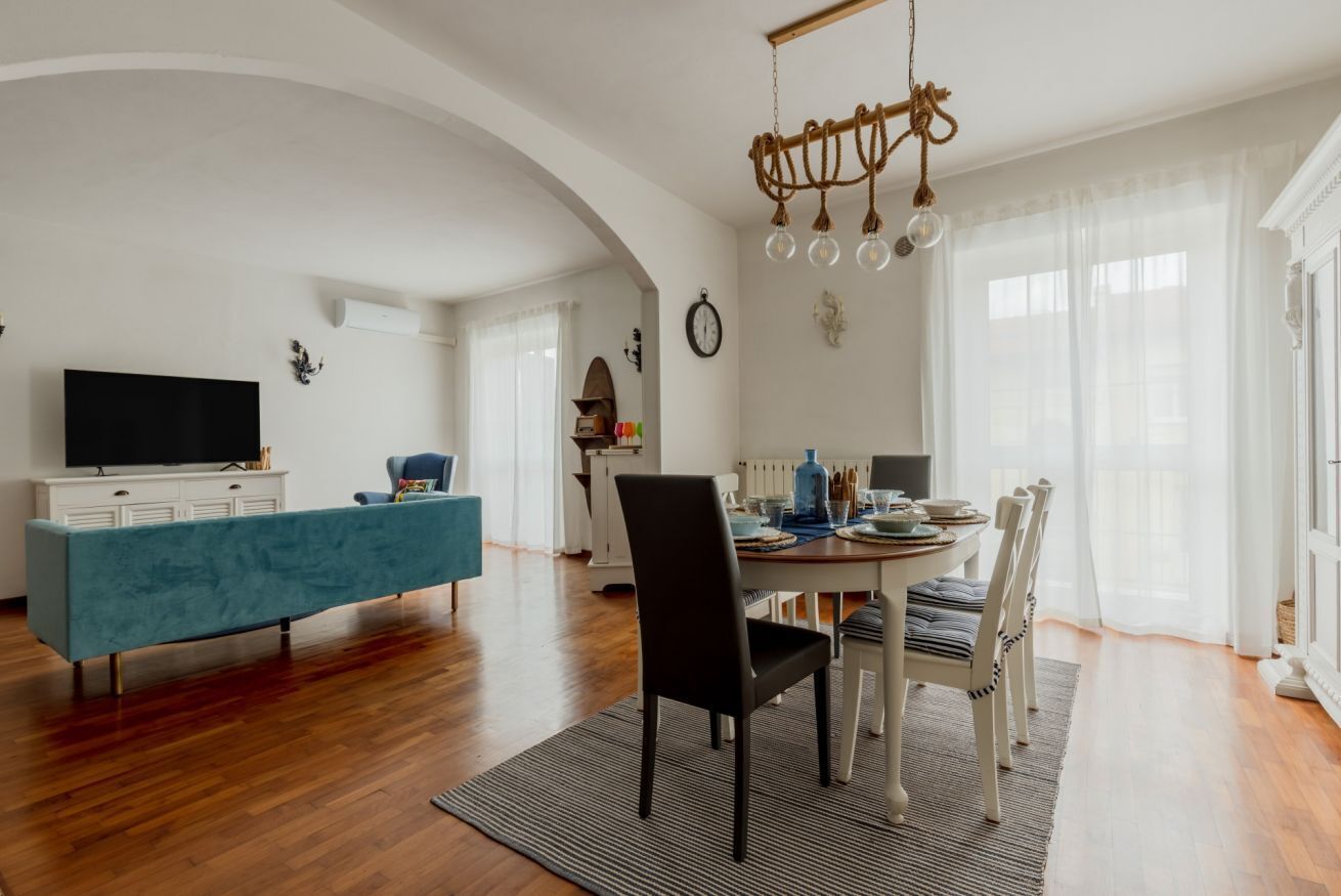 Guesthost - Stylish Attic Apartment Viareggio - Viareggio