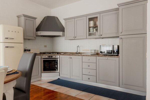 Kühlschrank, Mikrowelle, Ofen, Herdplatte