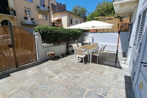 Outdoor dining - GuestHost - Stylish Attic Apartment Viareggio (Viareggio)
