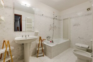 Regadera, secadora de cabello, bidet, toallas 