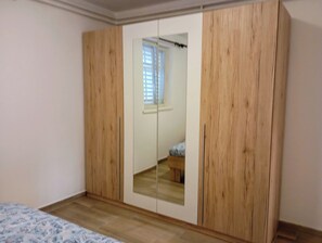 3 chambres, fer et planche à repasser, Wi-Fi, draps fournis