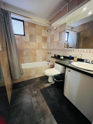 Sèche-cheveux, serviettes fournies, savon, papier toilette