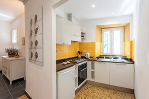 Kühlschrank, Herdplatte, Wasserkocher mit Kaffee-/Teezubehör