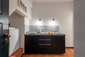 Refrigerador, parrilla de estufa y cafetera y tetera 