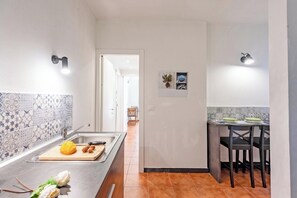 Wasserkocher mit Kaffee-/Teezubehör, Kühlschrank, Herdplatte