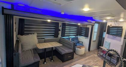 Affordable family vacay. Pet friendly, cozy RV 30 minutes to beach