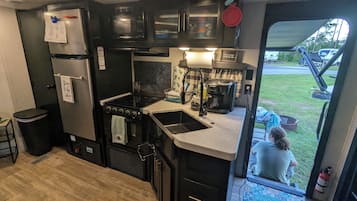 Mikrowelle, Ofen, Herdplatte, Wasserkocher mit Kaffee-/Teezubehör