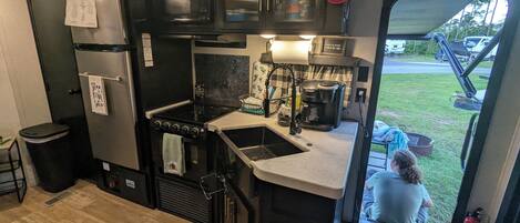 Microondas, horno, placa de cocina, cafetera/tetera