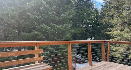 Cozy home w/ balcony, mountain views - great location for surrounding activities