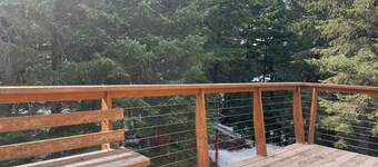 Cozy home w/ balcony, mountain views - great location for surrounding activities