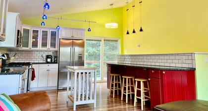 Cozy home w/ balcony, mountain views - great location for surrounding activities