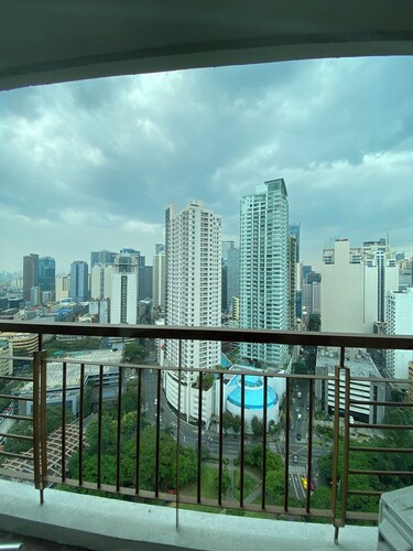 Prime Location Studio Condo in Makati with City View and Fast Wifi