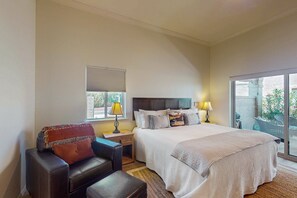 2 bedrooms, iron/ironing board, internet, bed sheets - Modern Condo w/ shared pool - great location close to golf, baseball, & Old Town (Scottsdale)