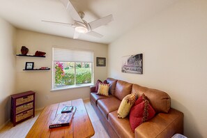 TV - Modern Condo w/ shared pool - great location close to golf, baseball, & Old Town (Scottsdale)