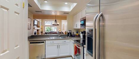 Een koelkast, een microgolfoven, een oven, een kookplaat