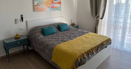 Room with private bathroom located inside a large apartment fo 2 or 3 people