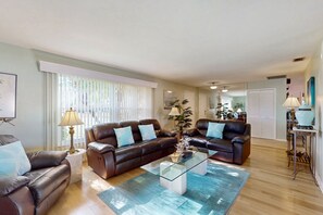 Télévision, lecteur de DVD, livres