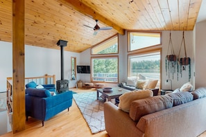TV, fireplace