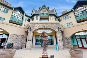 Exterior - Conveniently located condo with kitchen, fast wifi & balcony & mountain views (Avon)