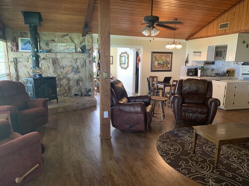 Your Dream Lakefront Oasis awaits! Spacious 4 bdrm, Livingston, Tx! Fish and fun