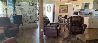 Your Dream Lakefront Oasis awaits! Spacious 4 bdrm, Livingston, Tx! Fish and fun