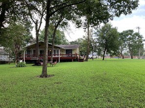 Property grounds - Your Dream Lakefront Oasis awaits! Spacious 4 bdrm, Livingston, Tx! Fish and fun (Livingston)