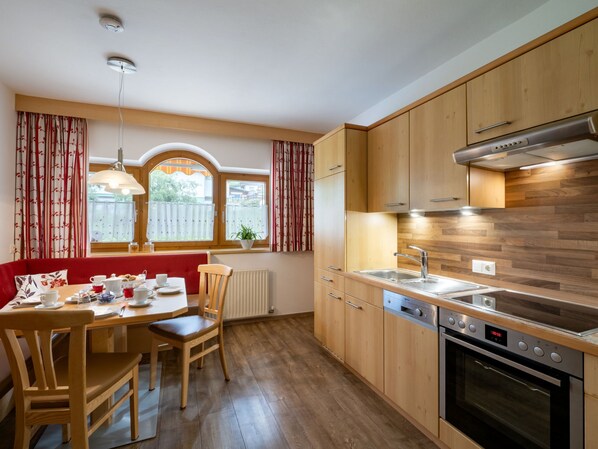 Fridge, oven, dishwasher, cookware/dishes/utensils