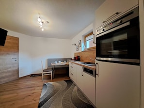 Fridge, oven, dishwasher, cookware/dishes/utensils