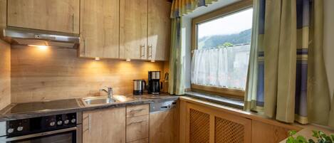 Réfrigérateur, un four, lave-vaisselle, vaisselle et ustensiles