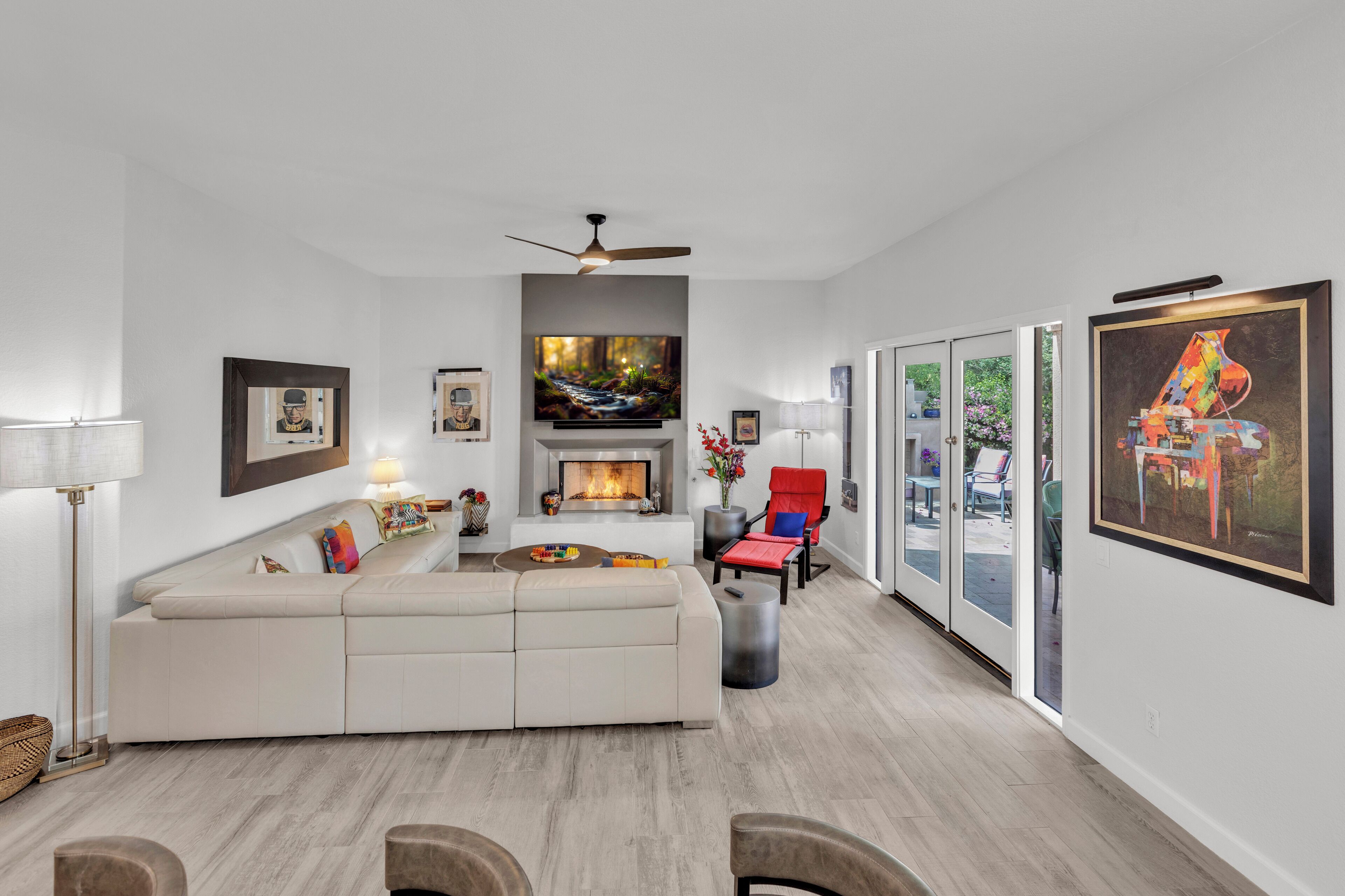 Smart-tv, een open haard en een tafeltennistafel