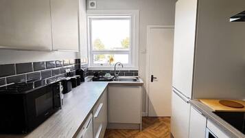 Jääkaappi, mikroaaltouuni, uuni, liesi