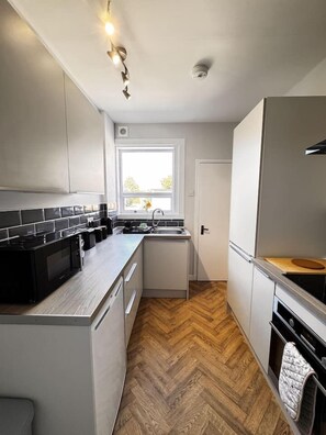 Kylskåp, mikrovågsugn, ugn och spishäll