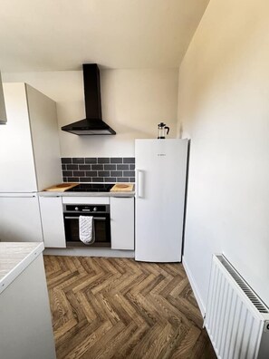 Kjøleskap, mikrobølgeovn, ovn og kokeplater