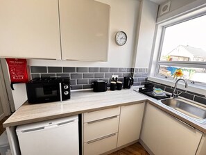 Kjøleskap, mikrobølgeovn, ovn og kokeplater