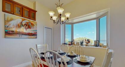Lakefront home with private dock, garage parking, sunroom,W/D and WIFI