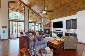 Televisie en een open haard