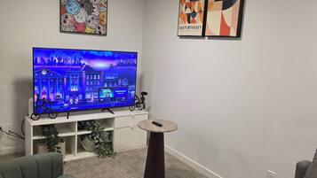 Smart TV y chimenea