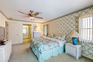 4 bedrooms, iron/ironing board, internet, bed sheets