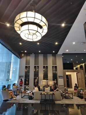 Lobby sitting area - Air Residences Makati by KSuites (Makati)