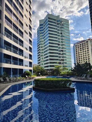 2 outdoor pools - Air Residences Makati by KSuites (Makati)