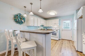 Kylskåp, mikrovågsugn, ugn och spishäll