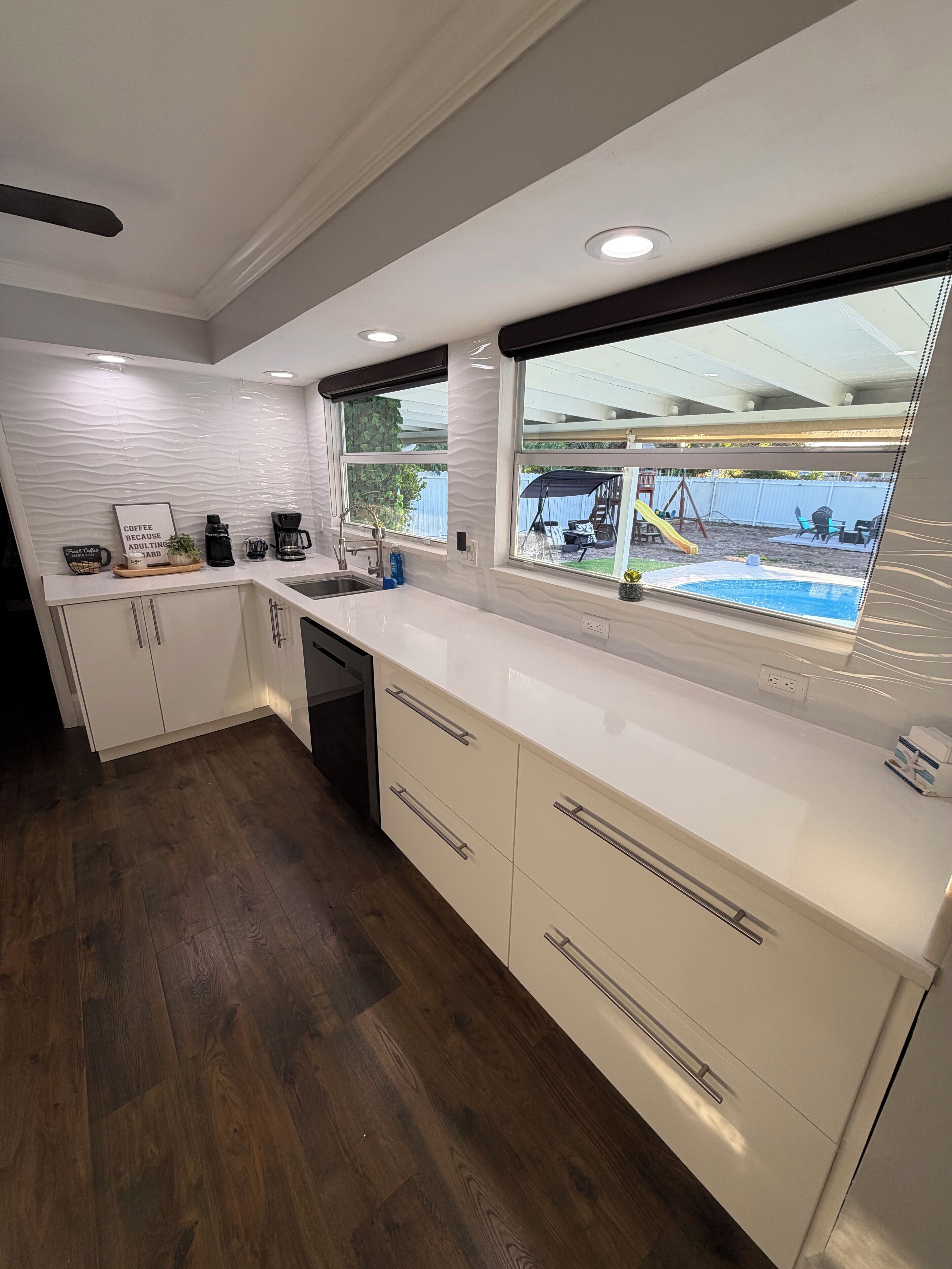 Jääkaappi, mikroaaltouuni, uuni, astianpesukone