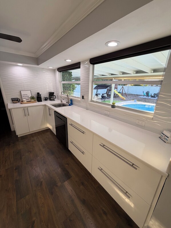 Een koelkast, een microgolfoven, een oven, een vaatwasser