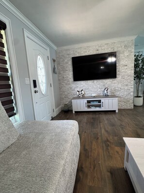 Smart TV, fireplace - 3-bed 2-bath house in Naples with WiFi, AC and pool. Live the Florida dream !!! (Naples)