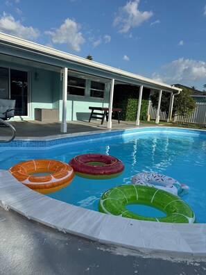 Pool - 3-bed 2-bath house in Naples with WiFi, AC and pool. Live the Florida dream !!! (Naples)