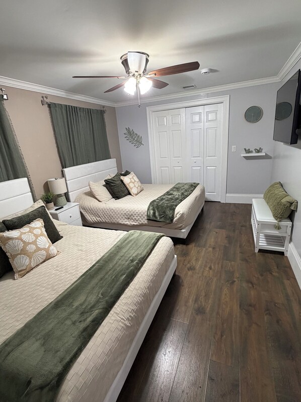 3 habitaciones, escritorio y tabla de planchar con plancha 