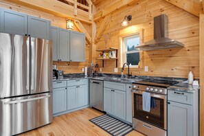 Kylskåp, mikrovågsugn, ugn och spishäll